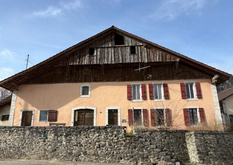 Appartement 4.5 pièces au rez supérieur — Baigné de lumière avec vue sur la place du village